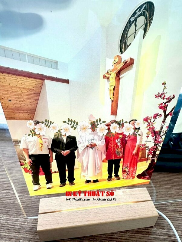 In hình pha lê khắc laser chữ và số có kết nối đèn điện sáng siêu đẹp