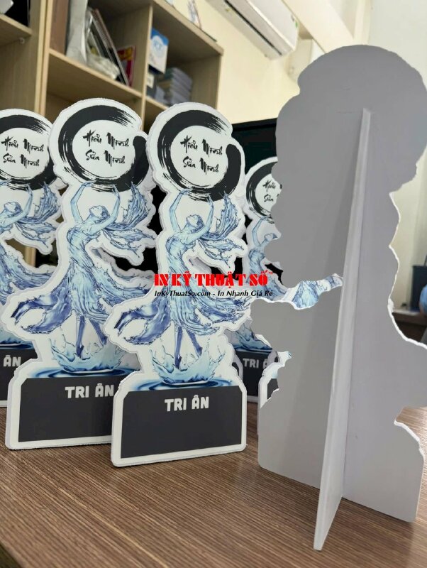 In ảnh lên chất liệu Formex làm standee để bàn quà tặng Tri ân Hiểu Mình Sửa Mình - INKTS2146