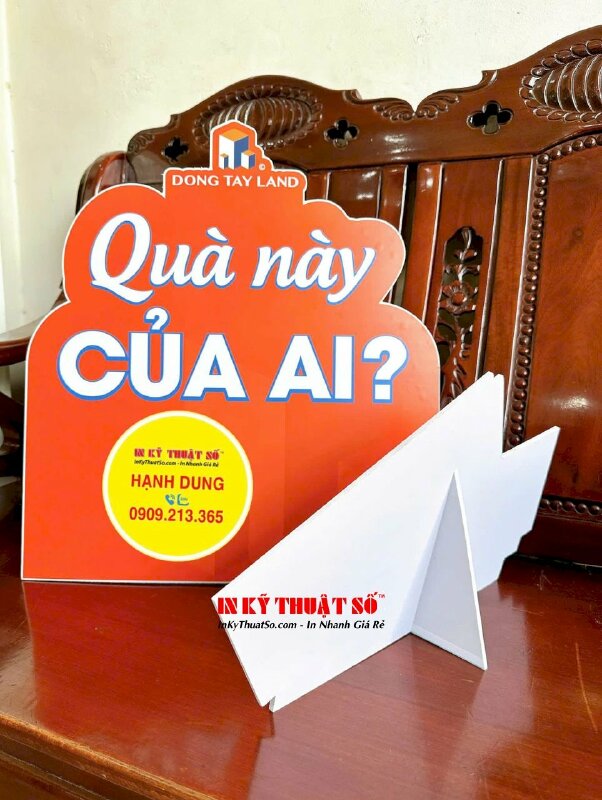 In standee để bàn mô hình quà tặng Gift Voucher nghỉ dưỡng, in PP cán formex cắt CNC theo file, gắn chân đế mặt sau - INKTS2122