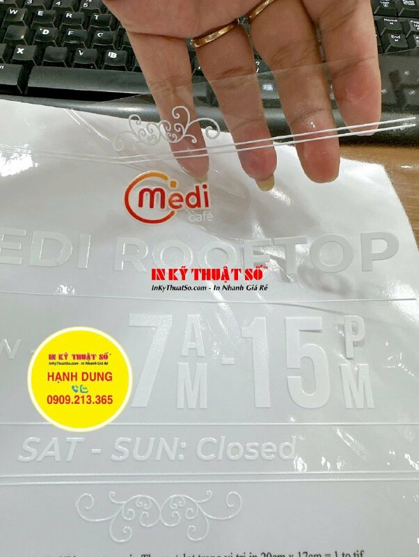 In Decal trong giá rẻ dán kính thông tin thời gian hoạt động cửa hàng, in UV Decal trong - INKTS2024