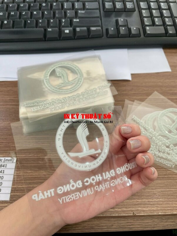 In Logo trường đại học từ nhãn UV DTF dán lên mọi bề mặt cứng, hàng gửi về Đồng Tháp từ TPHCM - INKTS2148