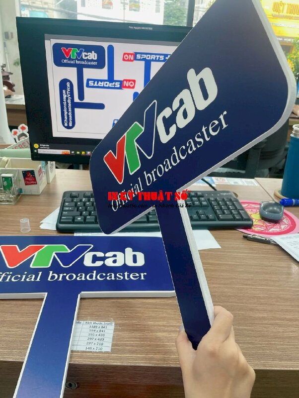 In Props cầm tay logo truyền hình cab, hashtag mạng xã hội cho sự kiện giới thiệu chương trình mới - INKTS2043