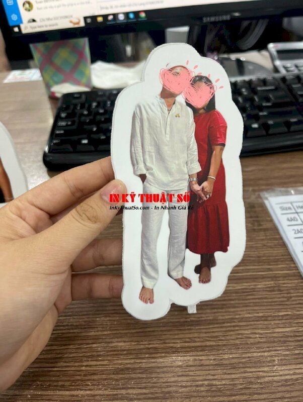 In standee hình người size nhỏ để bàn, in PP formex cắt CNC theo viền - INKTS2057