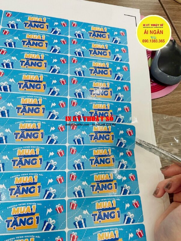 In tem nhãn chương trình khuyến mãi mua 1 tặng 1, tem Decal giấy cán bóng, có bế - INKTS2041