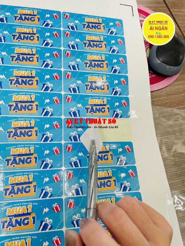 In tem nhãn chương trình khuyến mãi mua 1 tặng 1, tem Decal giấy cán bóng, có bế - INKTS2041