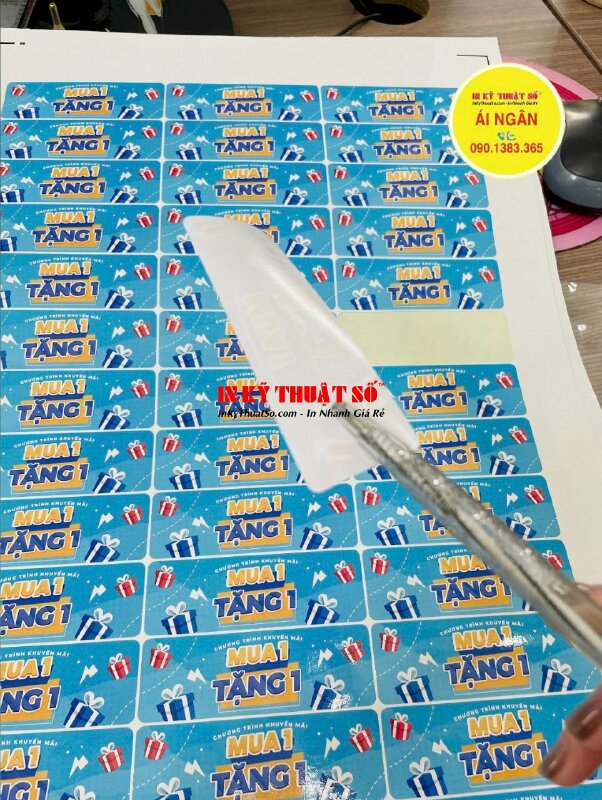 In tem nhãn chương trình khuyến mãi mua 1 tặng 1, tem Decal giấy cán bóng, có bế - INKTS2041