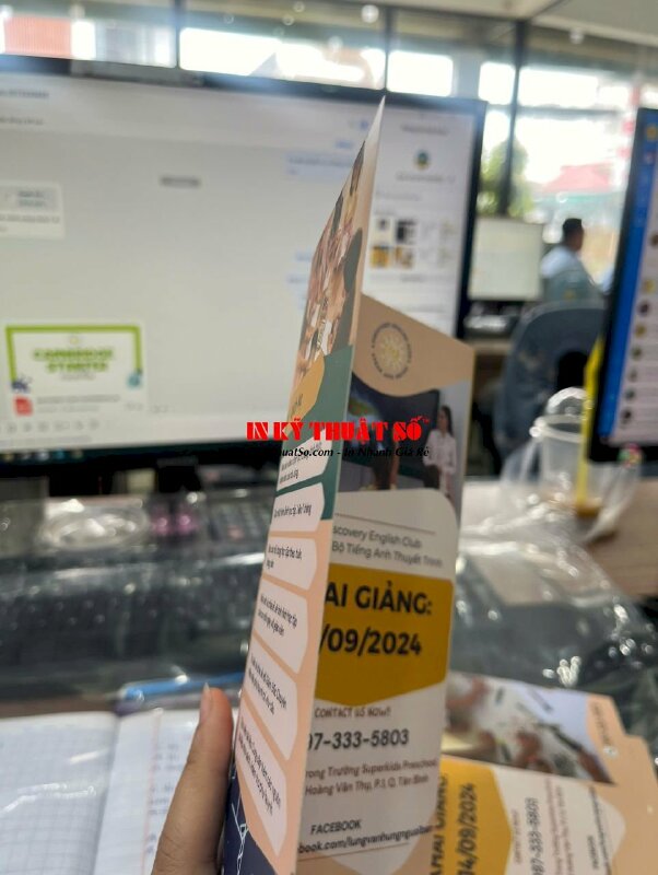 In tờ gấp 3 giấy C300gsm, brochure gấp 3 giới thiệu CLB tiếng Anh thuyết trình - INKTS1882