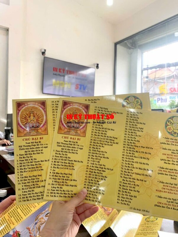 In tờ kinh Chú Đại Bi tiếng Phạn 84 câu phiên âm tiếng Việt dễ đọc, Chú Mãn Nguyện Đại Bi Tâm Đà La Ni giấy Vàng khổ A4 cấn 3 đường gấp gọn - INKTS2015