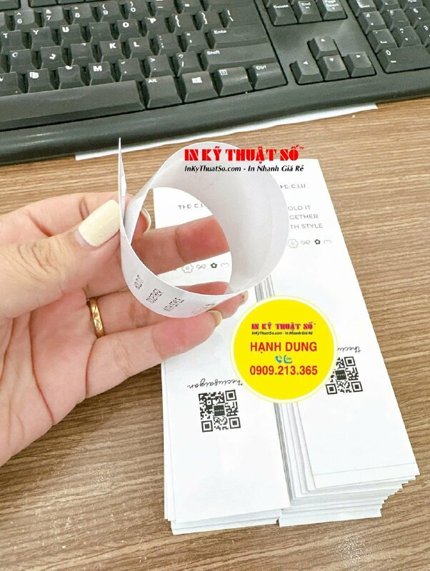 In vòng giấy gói hàng shop thời trang, in logo thương hiệu quần áo, QRcode quét mã website - INKTS2114