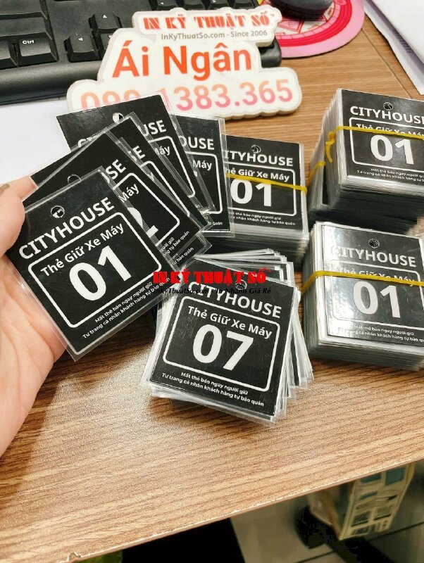 Làm thẻ giữ xe máy cho dịch vụ căn hộ, văn phòng cho thuê, in ép plastic, đục lỗ tròn 5mm - INKTS2100