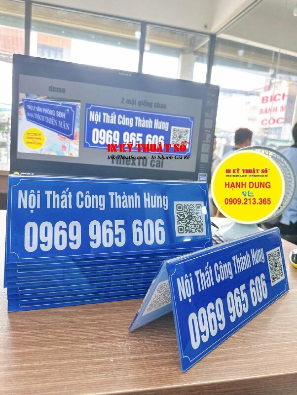 In bảng thông tin Mica chữ A để bàn dịch vụ nội thất với hotline, quét mã QR Code chat liên hệ đặt hàng - INKTS2179