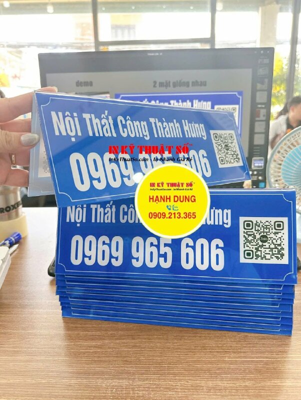 In bảng thông tin Mica chữ A để bàn dịch vụ nội thất với hotline, quét mã QR Code chat liên hệ đặt hàng - INKTS2179