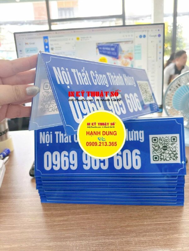 In bảng thông tin Mica chữ A để bàn dịch vụ nội thất với hotline, quét mã QR Code chat liên hệ đặt hàng - INKTS2179