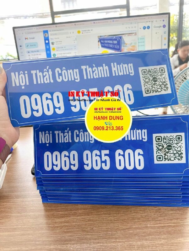 In bảng thông tin Mica chữ A để bàn dịch vụ nội thất với hotline, quét mã QR Code chat liên hệ đặt hàng - INKTS2179