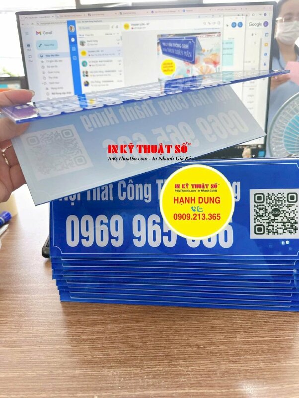 In bảng thông tin Mica chữ A để bàn dịch vụ nội thất với hotline, quét mã QR Code chat liên hệ đặt hàng - INKTS2179