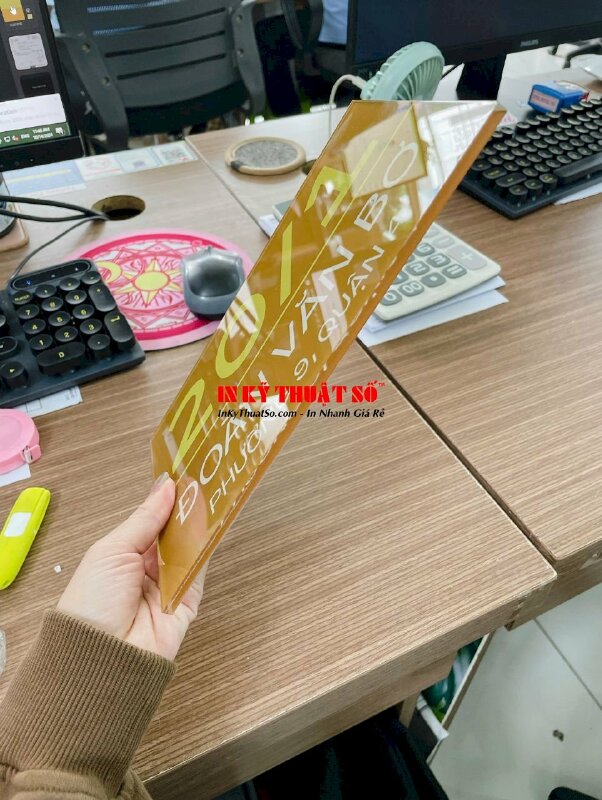 In bảng Mica biển số nhà, in UV ngược Mica trong 5li, lót trắng full nền - INKTS2810