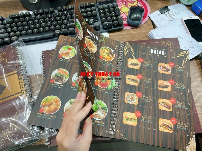 Làm menu nhựa mỏng in laser đóng gáy lò xo, menu quán ăn gia đình, nhà hàng tiệc - INKTS2853