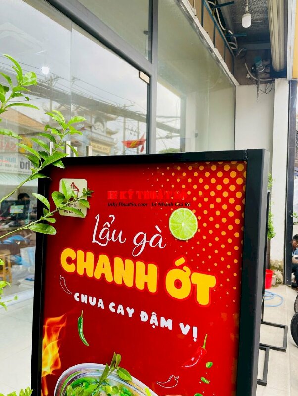 Làm standee chân sắt ngoài trời cho quán lẩu gà lá é, tiệm lẩu chuẩn vị Đà Lạt - INKTS2800