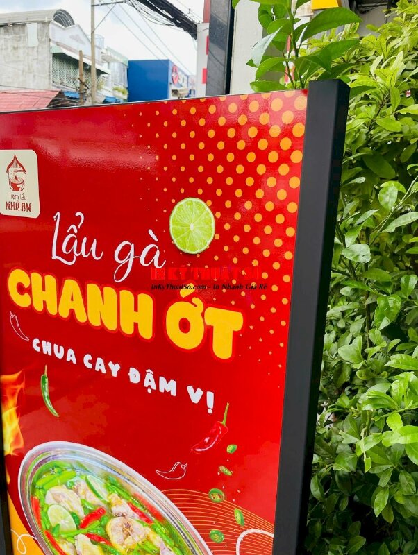 Làm standee chân sắt ngoài trời cho quán lẩu gà lá é, tiệm lẩu chuẩn vị Đà Lạt - INKTS2800