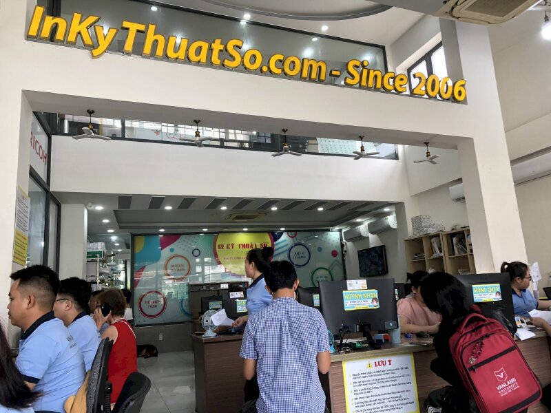 Khách hàng đến với In Kỹ Thuật Số được sự hướng dẫn, tư vấn tận tình để báo giá in hiflex tại TPHCM nhanh với chất lượng tốt nhất.