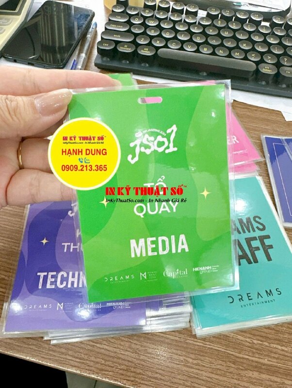 In thẻ đeo BTC sự kiện Fan Meeting, in giấy C300gsm, ép plastic - INKTS2938