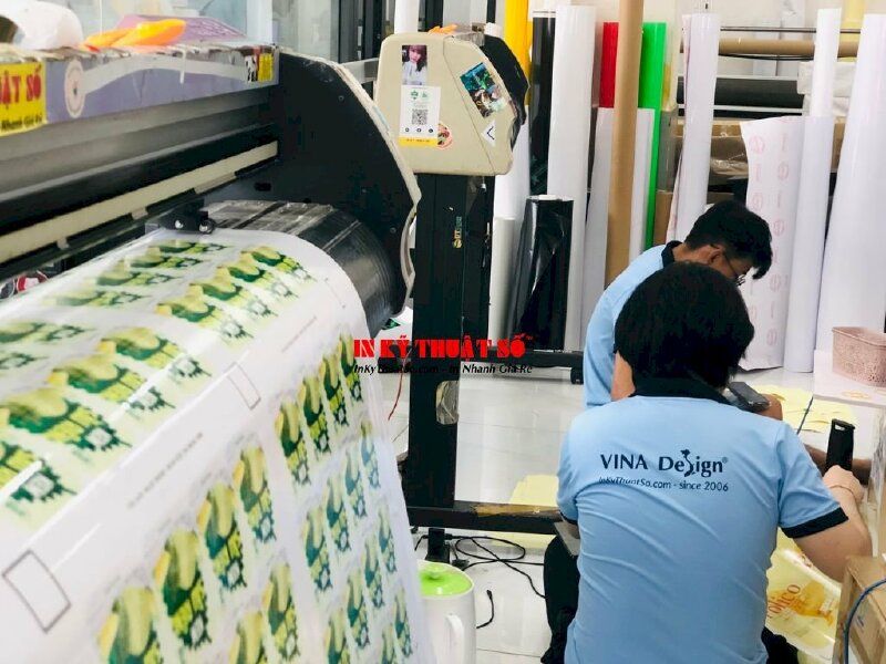 Bế tem nhãn Decal sữa tại In Kỹ Thuật Số Since 2006