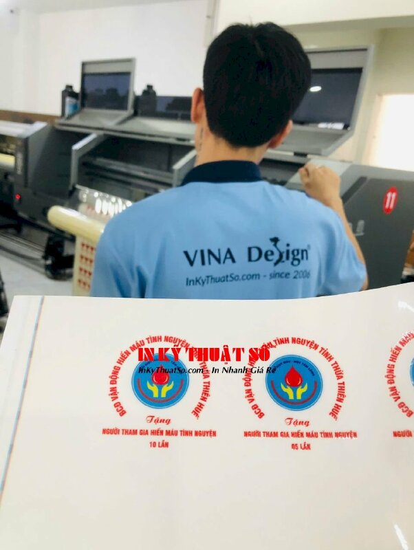 In logo BCĐ Vận động Hiến máu Tình nguyện, linh vật hiến máu nhân đạo Việt Nam dán lên quà tặng người tham gia chương trình -  INKTS3088