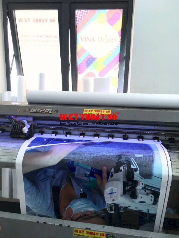 In PP giá rẻ thành phẩm poster, banner quảng cáo, phông nền PP trang trí trong nhà - Ảnh: 2