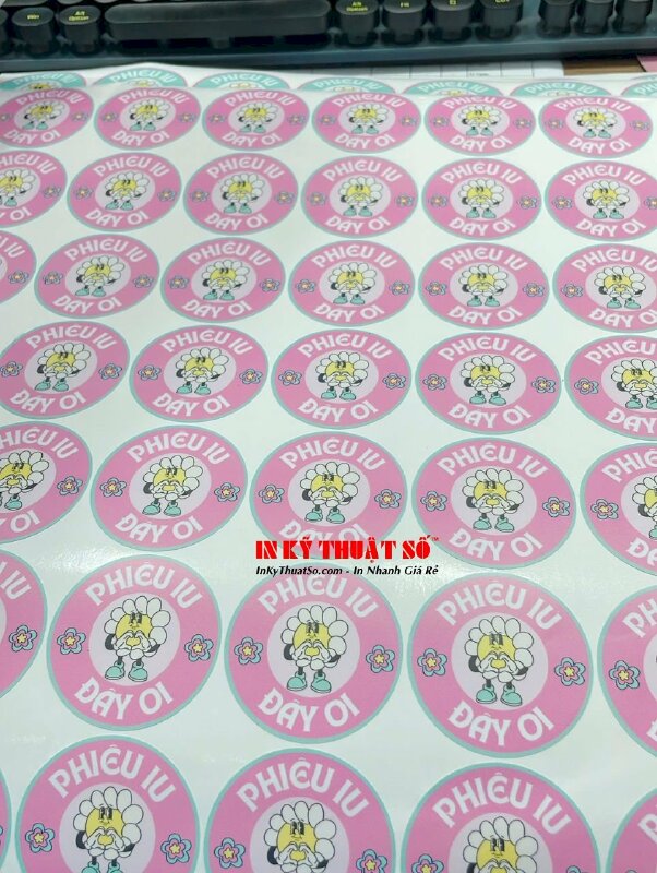 In sticker dán áo event sự kiện, sticker tròn 5cm Decal sữa in mực dầu, cán mờ, bế theo viền - INKTS3041