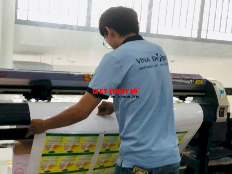 Kỹ thuật in tại In Kỹ Thuật Số canh chỉnh tại công đoạn bế tem decal