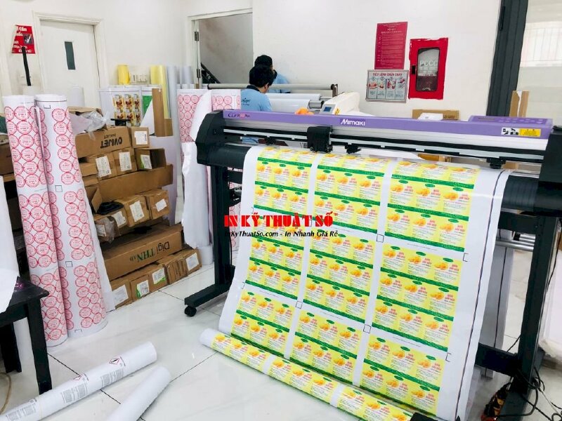 Máy bế Mimaki chạy đơn hàng in tem nhãn tại In Kỹ Thuật Số Since 2006