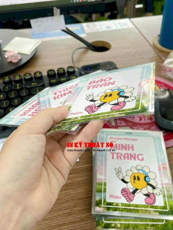 In thẻ đeo Staff nhân viên event sự kiện, thẻ giấy ép plastic ban tổ chức sự kiện - INKTS3040