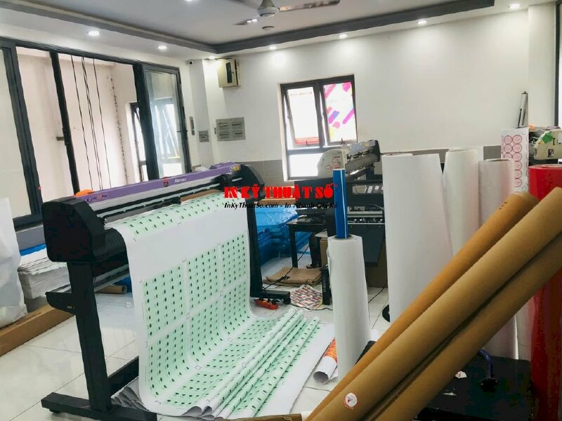 Xưởng in Decal vận hành máy bế decal Mimaki Nhật cắt bế liên tục sticker, tem nhãn - Ảnh: 1