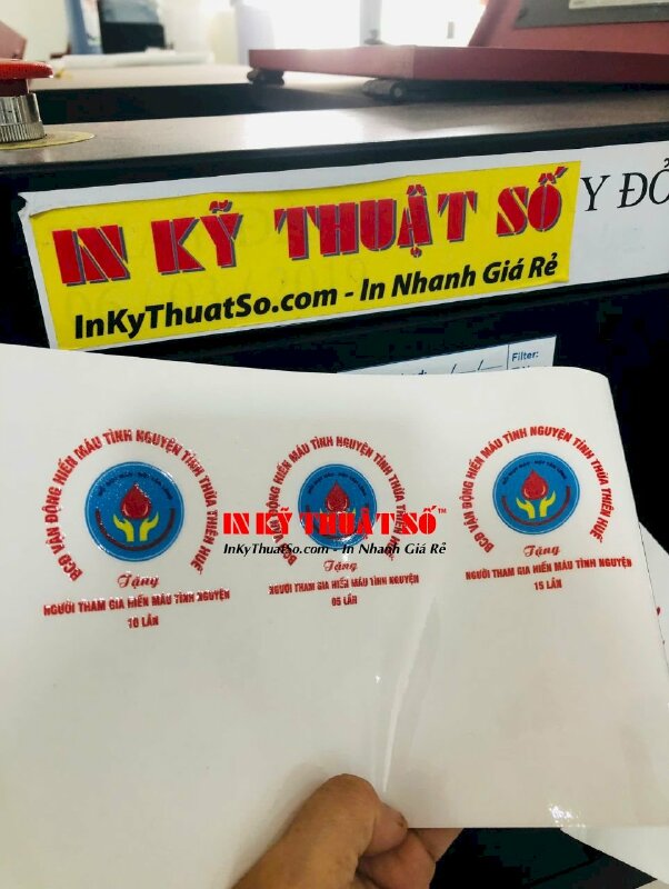 In logo BCĐ Vận động Hiến máu Tình nguyện, linh vật hiến máu nhân đạo Việt Nam dán lên quà tặng người tham gia chương trình -  INKTS3088