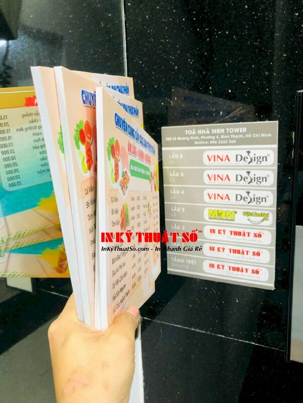 In menu cầm tay quán ăn vặt trà sữa, menu Format khổ A4 nhỏ gọn, cán màng mờ chống thấm, bồi format cứng cáp - INKTS3102