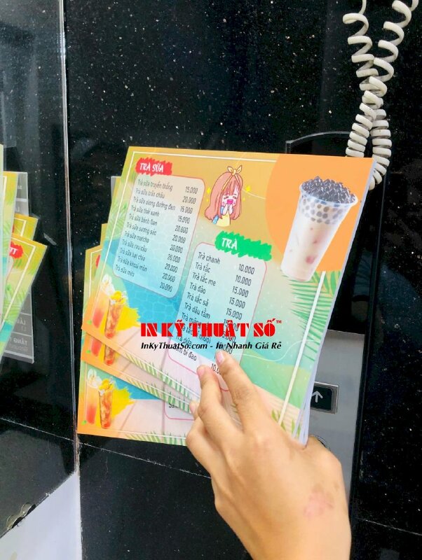 In menu cầm tay quán ăn vặt trà sữa, menu Format khổ A4 nhỏ gọn, cán màng mờ chống thấm, bồi format cứng cáp - INKTS3102