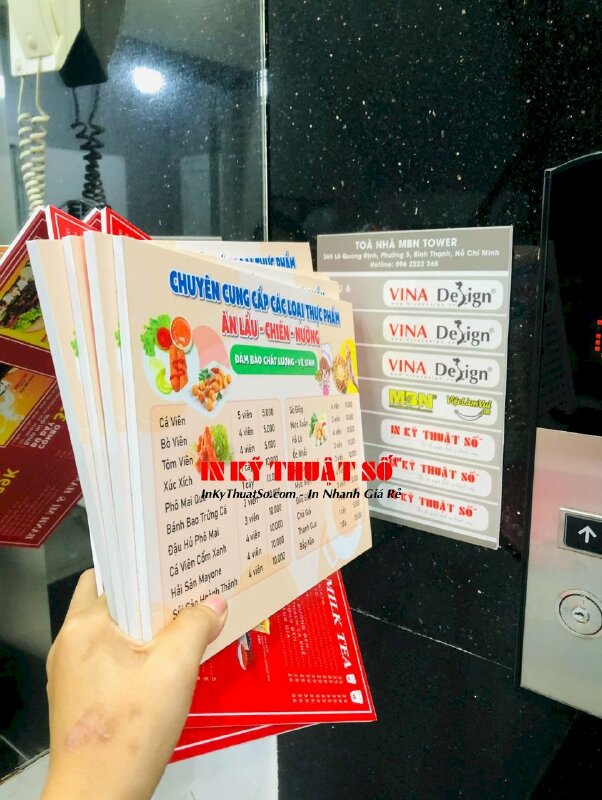 In menu cầm tay quán ăn vặt trà sữa, menu Format khổ A4 nhỏ gọn, cán màng mờ chống thấm, bồi format cứng cáp - INKTS3102