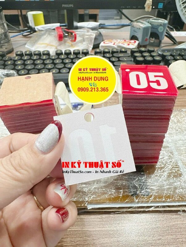 In thẻ giữ xe Mica trong 3li in UV ngược lót trắng nền, bấm lỗ tròn - INKTS3144