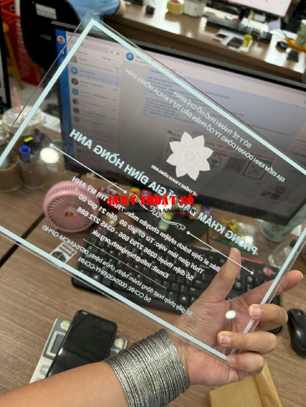 In bảng hiệu phòng khám bác sĩ gia đình, in UV ngược Mica trong 3li, lót trắng phần in - INKTS3273