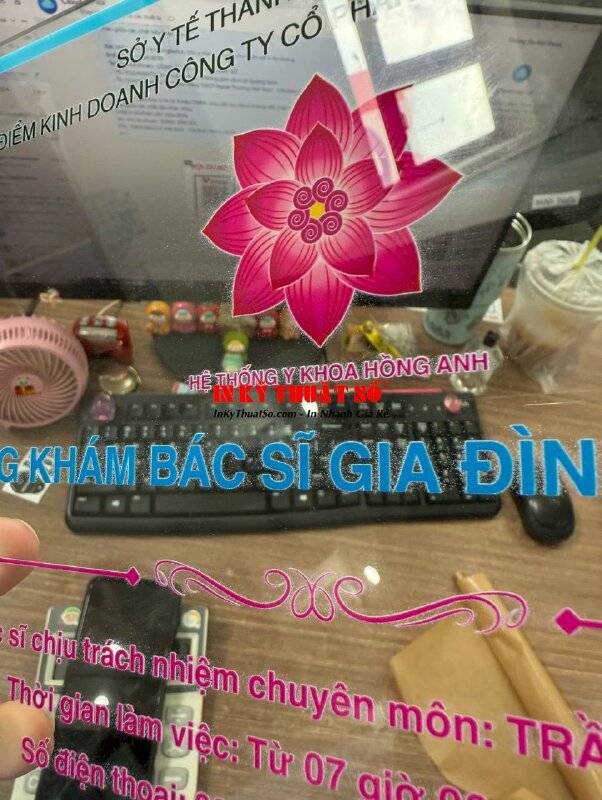 In bảng hiệu phòng khám bác sĩ gia đình, in UV ngược Mica trong 3li, lót trắng phần in - INKTS3273