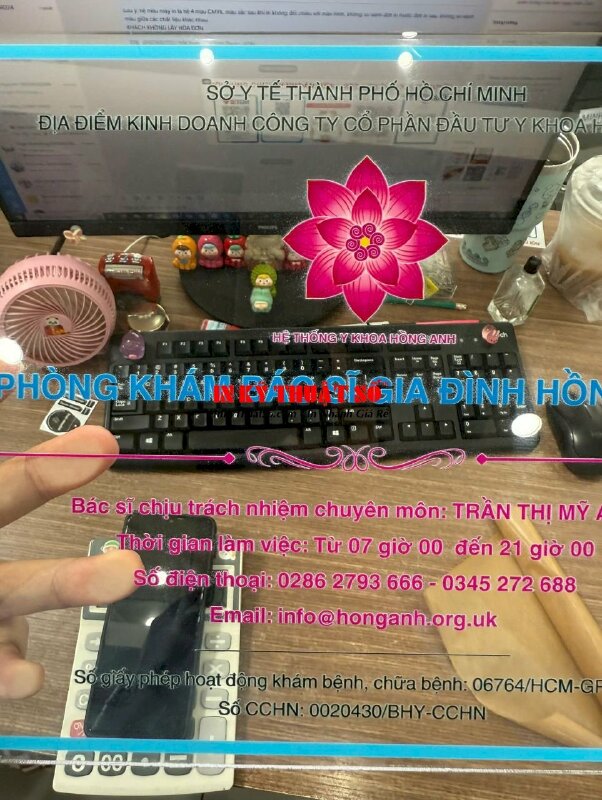 In bảng hiệu phòng khám bác sĩ gia đình, in UV ngược Mica trong 3li, lót trắng phần in - INKTS3273