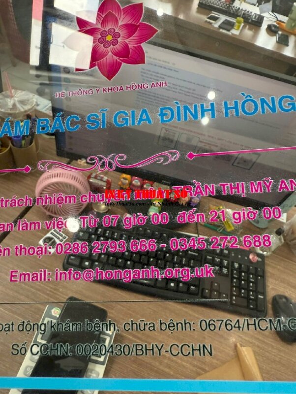 In bảng hiệu phòng khám bác sĩ gia đình, in UV ngược Mica trong 3li, lót trắng phần in - INKTS3273