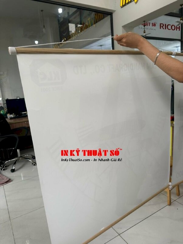 In PP quảng cáo sản phẩm nội thất tre trúc, in PP cán mờ, nẹp gỗ 2 đầu, quấn dây thừng treo tường - INKTS933