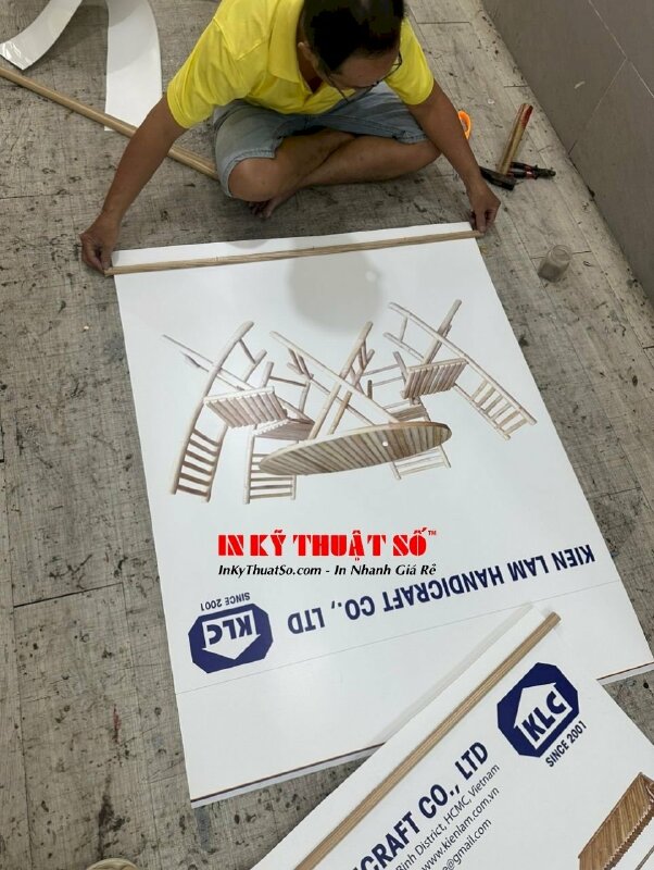 In PP quảng cáo sản phẩm nội thất tre trúc, in PP cán mờ, nẹp gỗ 2 đầu, quấn dây thừng treo tường - INKTS933