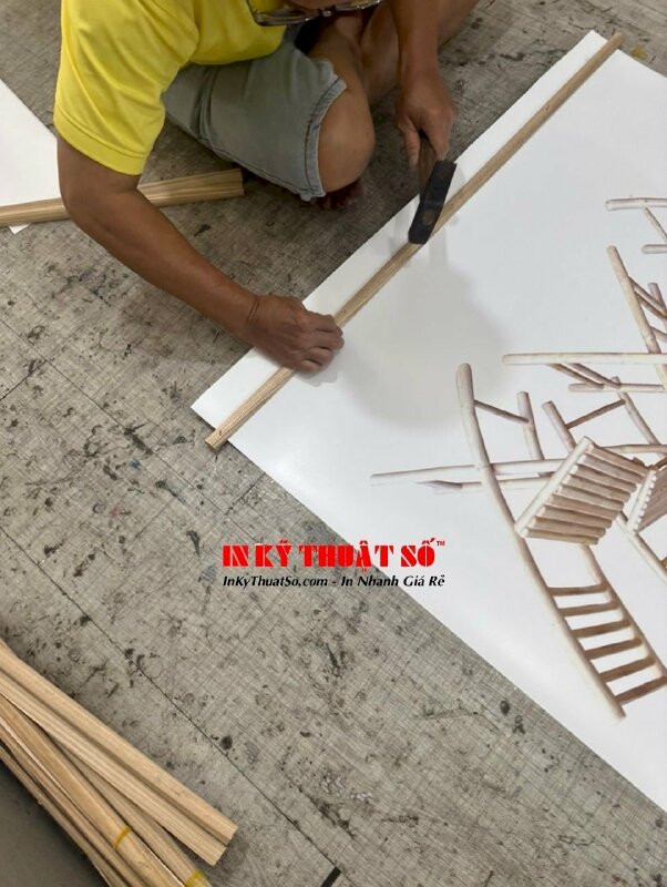 In PP quảng cáo sản phẩm nội thất tre trúc, in PP cán mờ, nẹp gỗ 2 đầu, quấn dây thừng treo tường - INKTS933