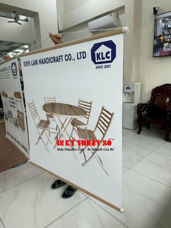 In PP quảng cáo sản phẩm nội thất tre trúc, in PP cán mờ, nẹp gỗ 2 đầu, quấn dây thừng treo tường - INKTS933