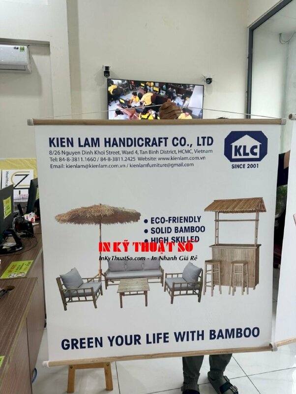 In PP quảng cáo sản phẩm nội thất tre trúc, in PP cán mờ, nẹp gỗ 2 đầu, quấn dây thừng treo tường - INKTS933