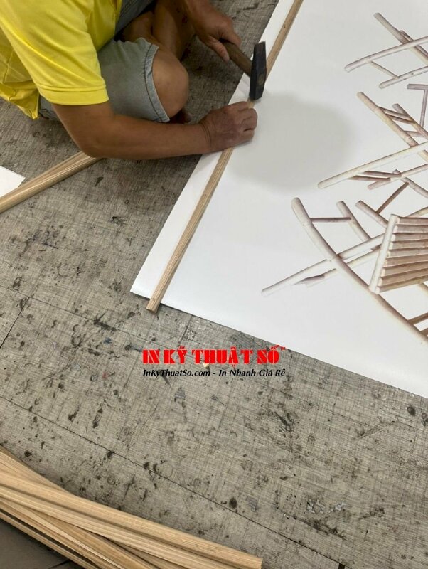 In PP quảng cáo sản phẩm nội thất tre trúc, in PP cán mờ, nẹp gỗ 2 đầu, quấn dây thừng treo tường - INKTS933