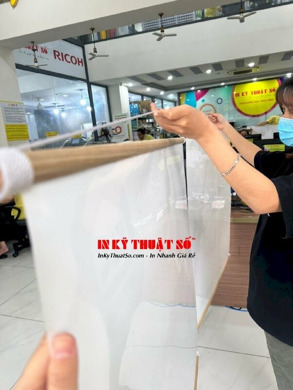 In PP quảng cáo sản phẩm nội thất tre trúc, in PP cán mờ, nẹp gỗ 2 đầu, quấn dây thừng treo tường - INKTS933