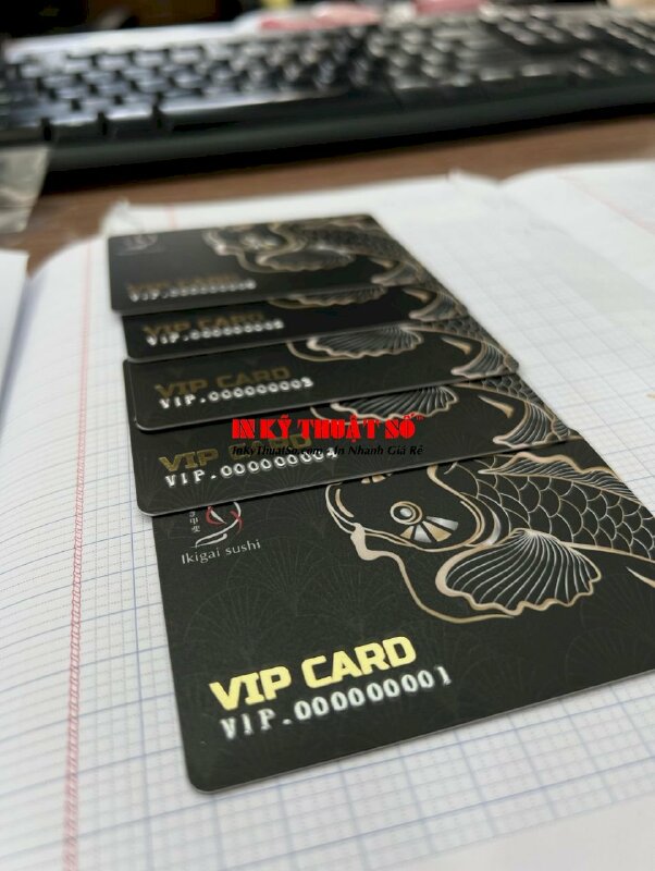 In thẻ VIP nhà hàng Sushi Nhật, in thẻ nhựa cao cấp ép kim, dập nổi, đánh sổ nhảy - INKTS876